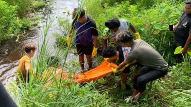 Tim relawan ketika melakukan evakuasi terhadap jasad korban, Jumat kemarin.