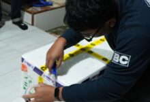 Petugas Bea Cukai Palangka Raya mengemas barang milik pelaku usaha