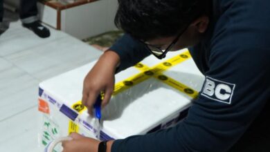 Petugas Bea Cukai Palangka Raya mengemas barang milik pelaku usaha