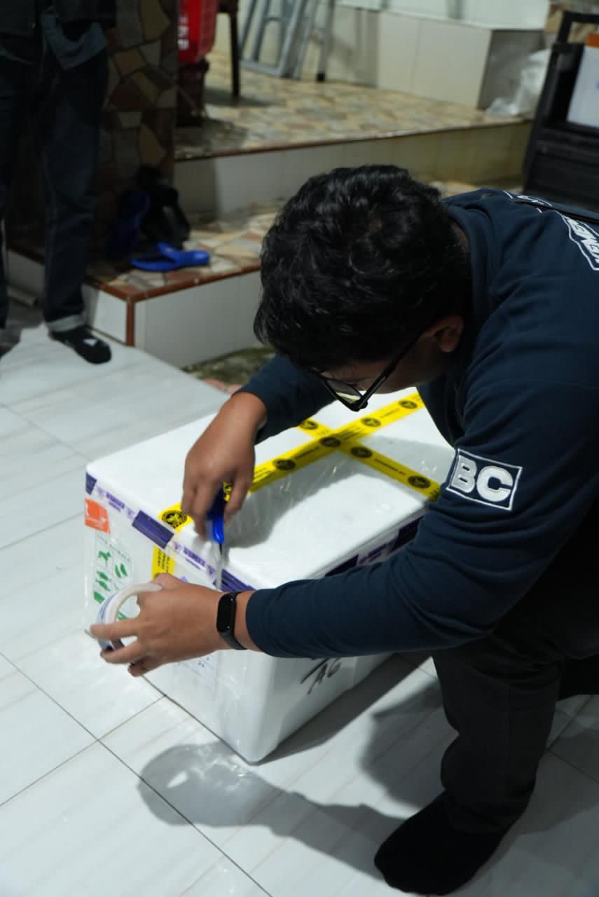 Petugas Bea Cukai Palangka Raya mengemas barang milik pelaku usaha