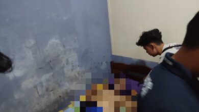 Petugas ketika melakukan olah TKP