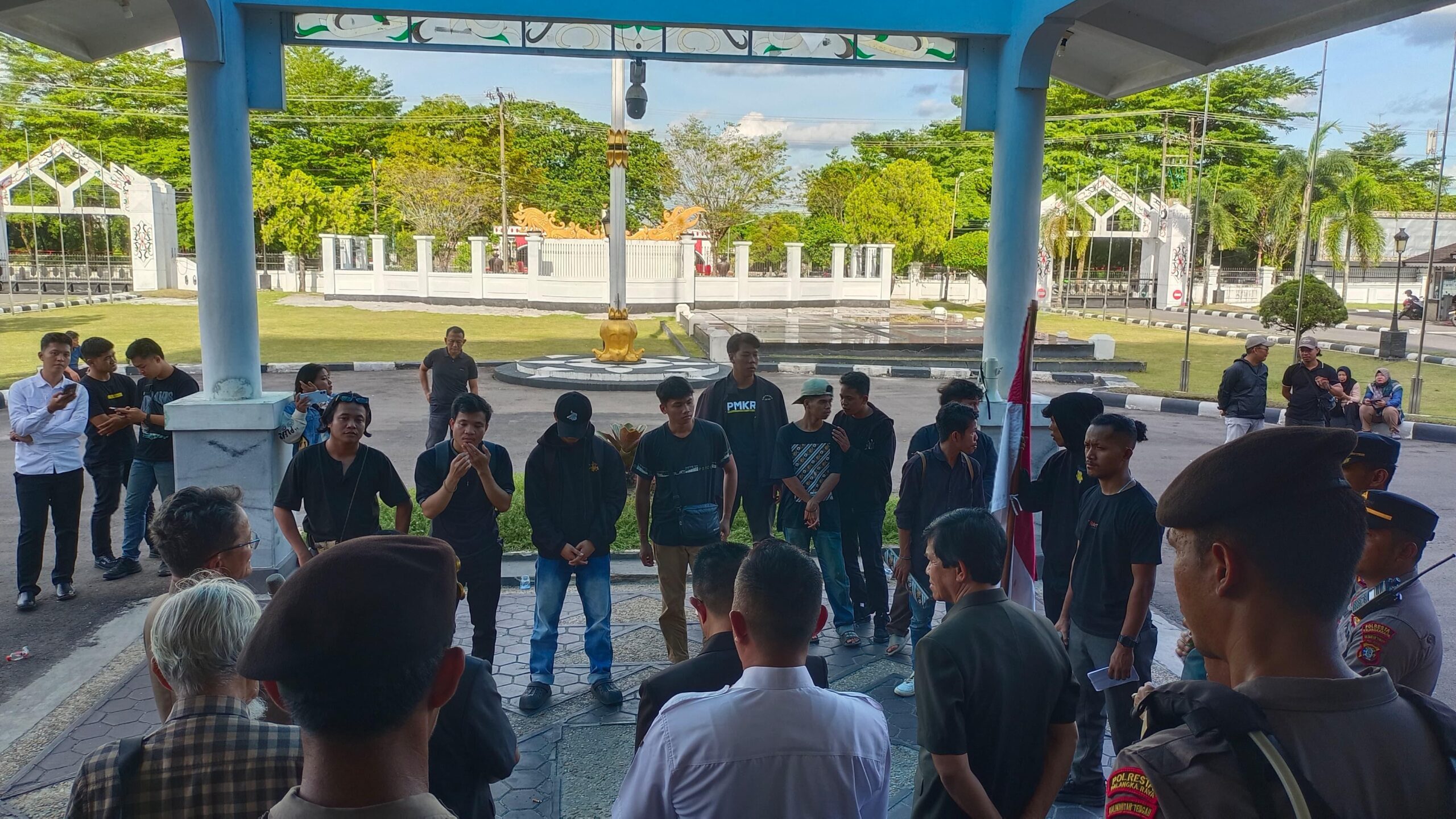 Aksi unjuk rasa yang berlangsung di depan DPRD Kalteng