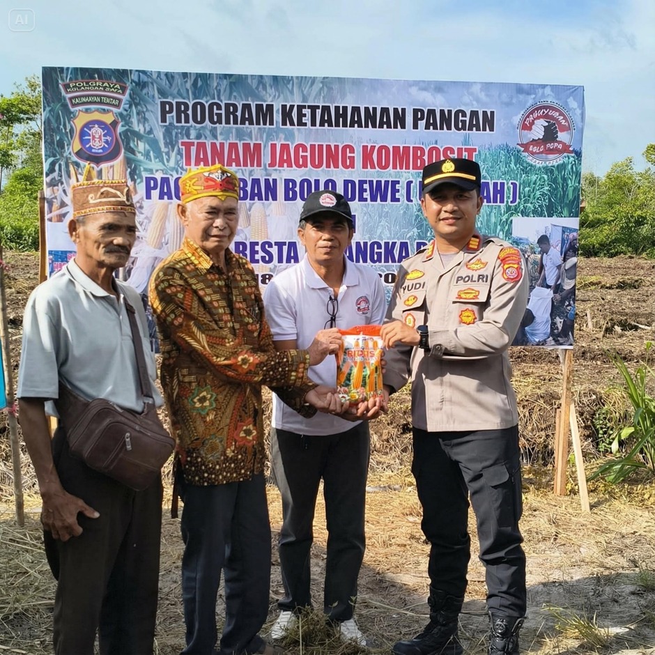 Kapolsek Pahandut AKP Iyudi Hartanto bersama kelompok tani