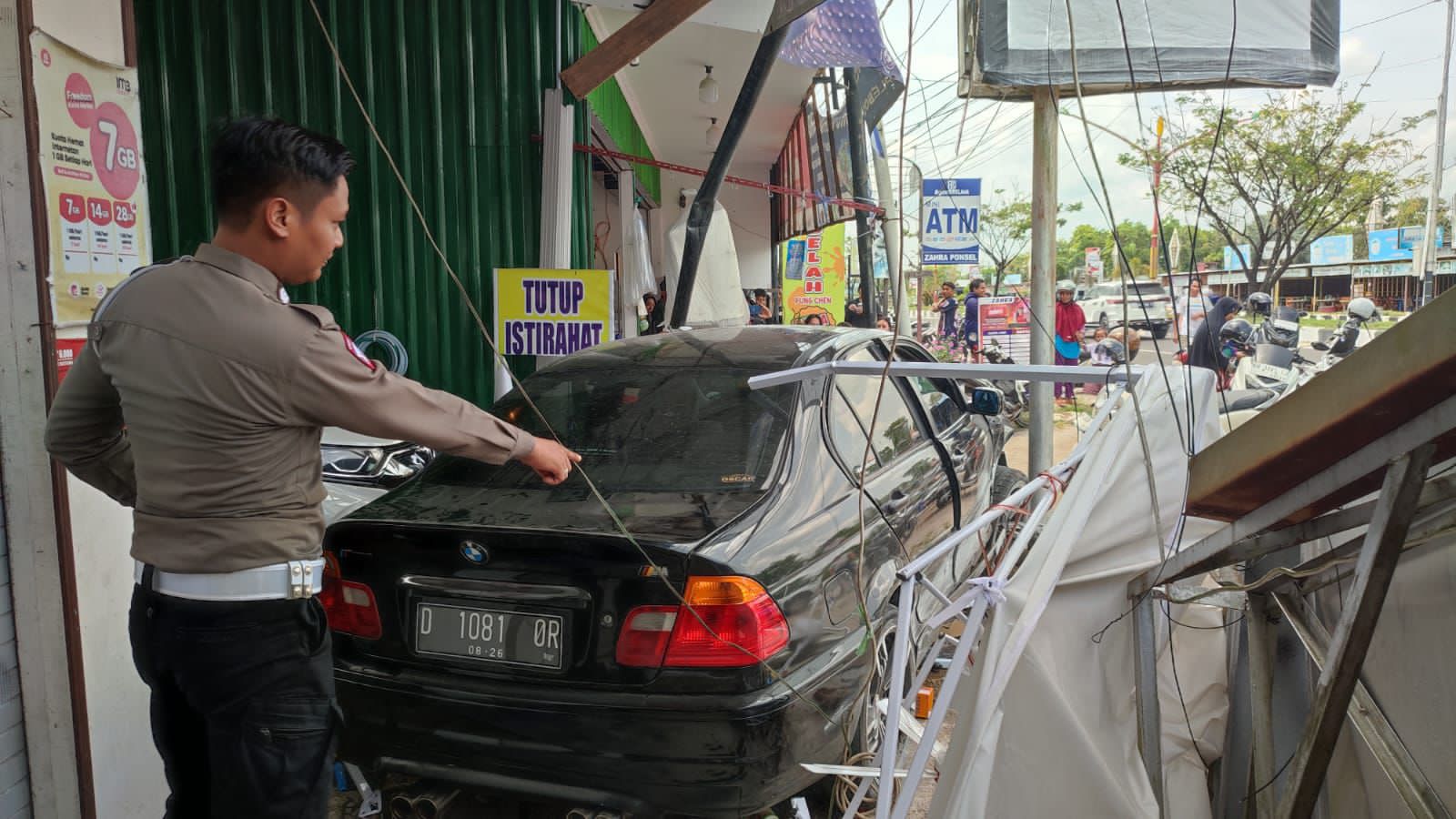 Kondisi mobil usai menabrak sebuah warung yang berada di Jalan Yos Sudarso