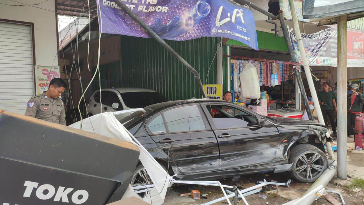 Petugas kepolisian ketika berada di lokasi kecelakaan lalu lintas di Jalan Yos Sudaroso