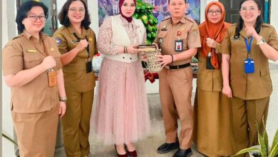 Kepala DPMPTSP Prov. Kalteng, Sutoyo foto bersama Anggota Komite IV DPD RI, Hj. Siti Aseanti usai kegiatan