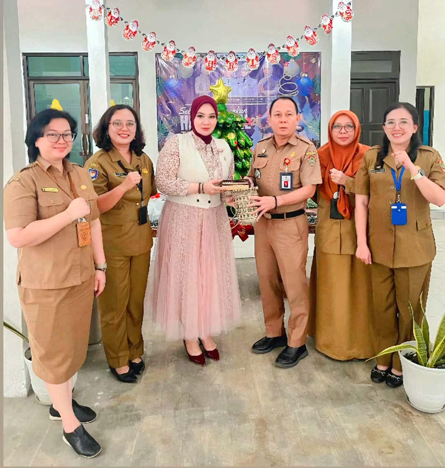 Kepala DPMPTSP Prov. Kalteng, Sutoyo foto bersama Anggota Komite IV DPD RI, Hj. Siti Aseanti usai kegiatan