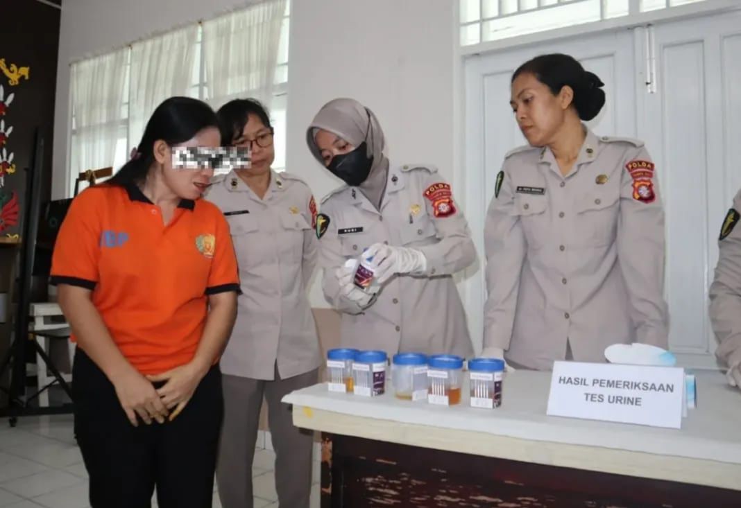 WBP Lapas Perempuan Palangka Raya ketika mengikuti jalannya pemeriksaan urine