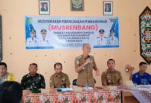 SAMBUTAN: Camat Pahandut, Said Zain Bachsin saat menyampaikan sambutan dalam Musrenbang di Kelurahan Langka