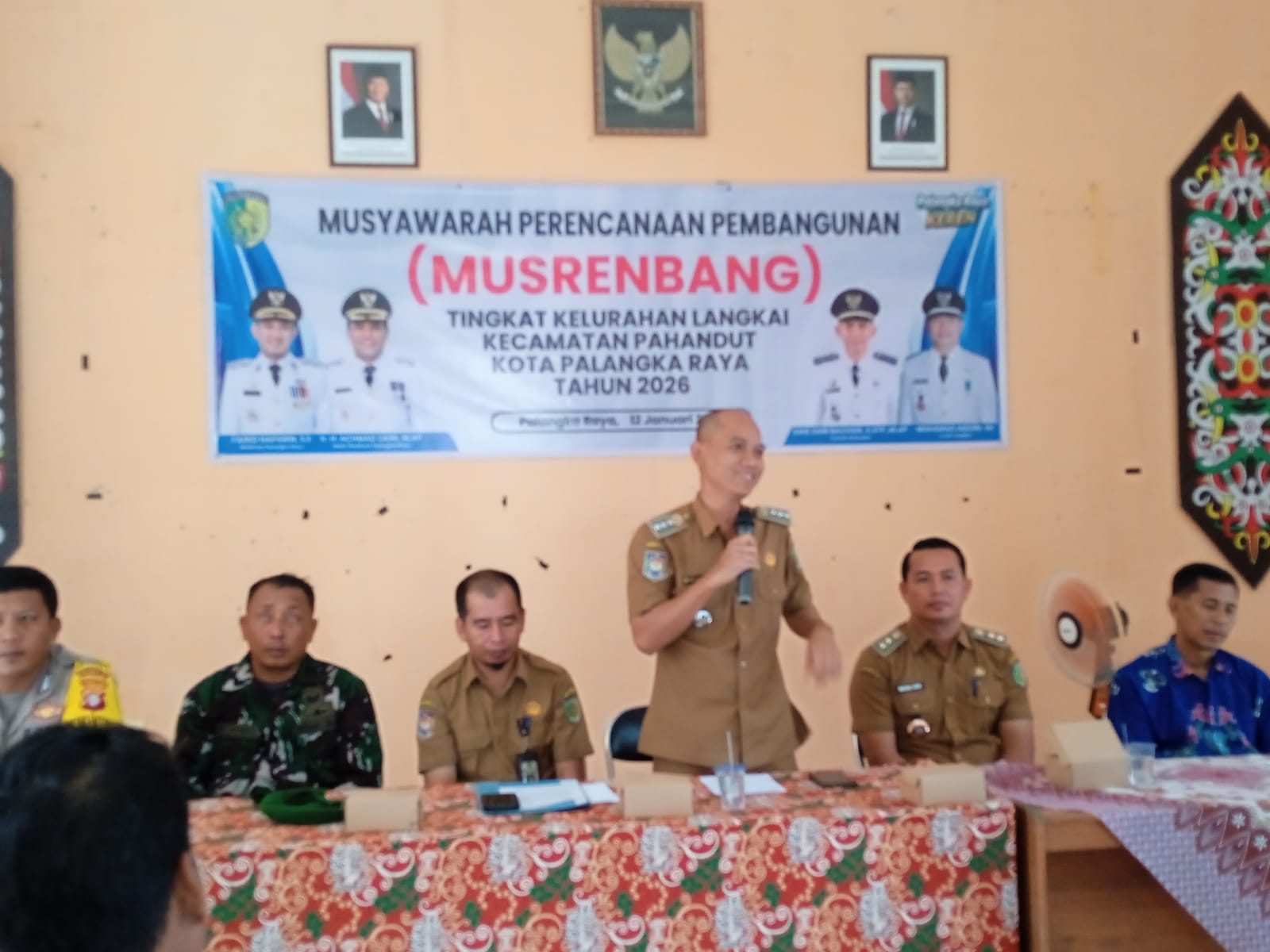 SAMBUTAN: Camat Pahandut, Said Zain Bachsin saat menyampaikan sambutan dalam Musrenbang di Kelurahan Langka