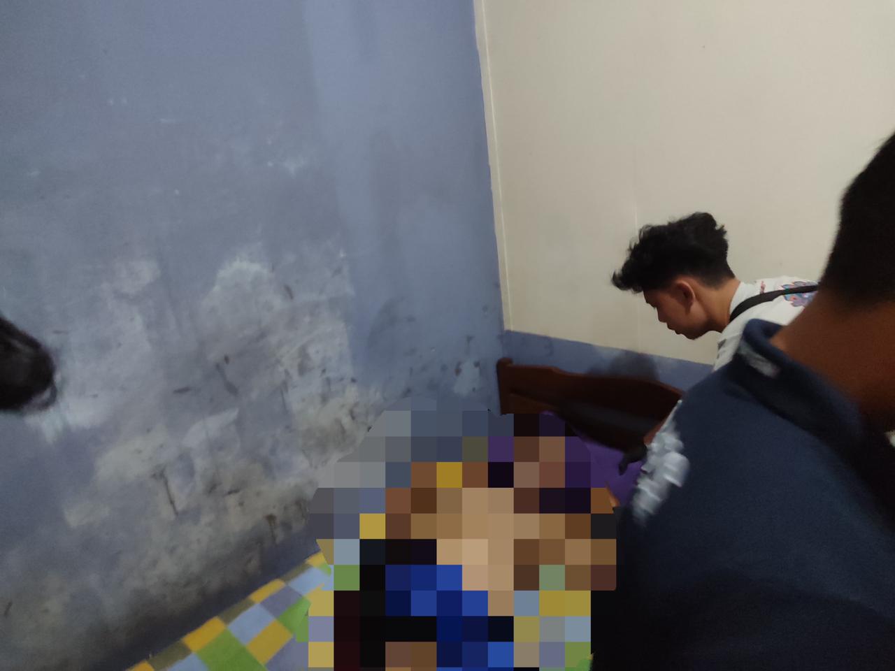 Petugas kepolisian ketika melakukan Olah TKP di kamar hotel