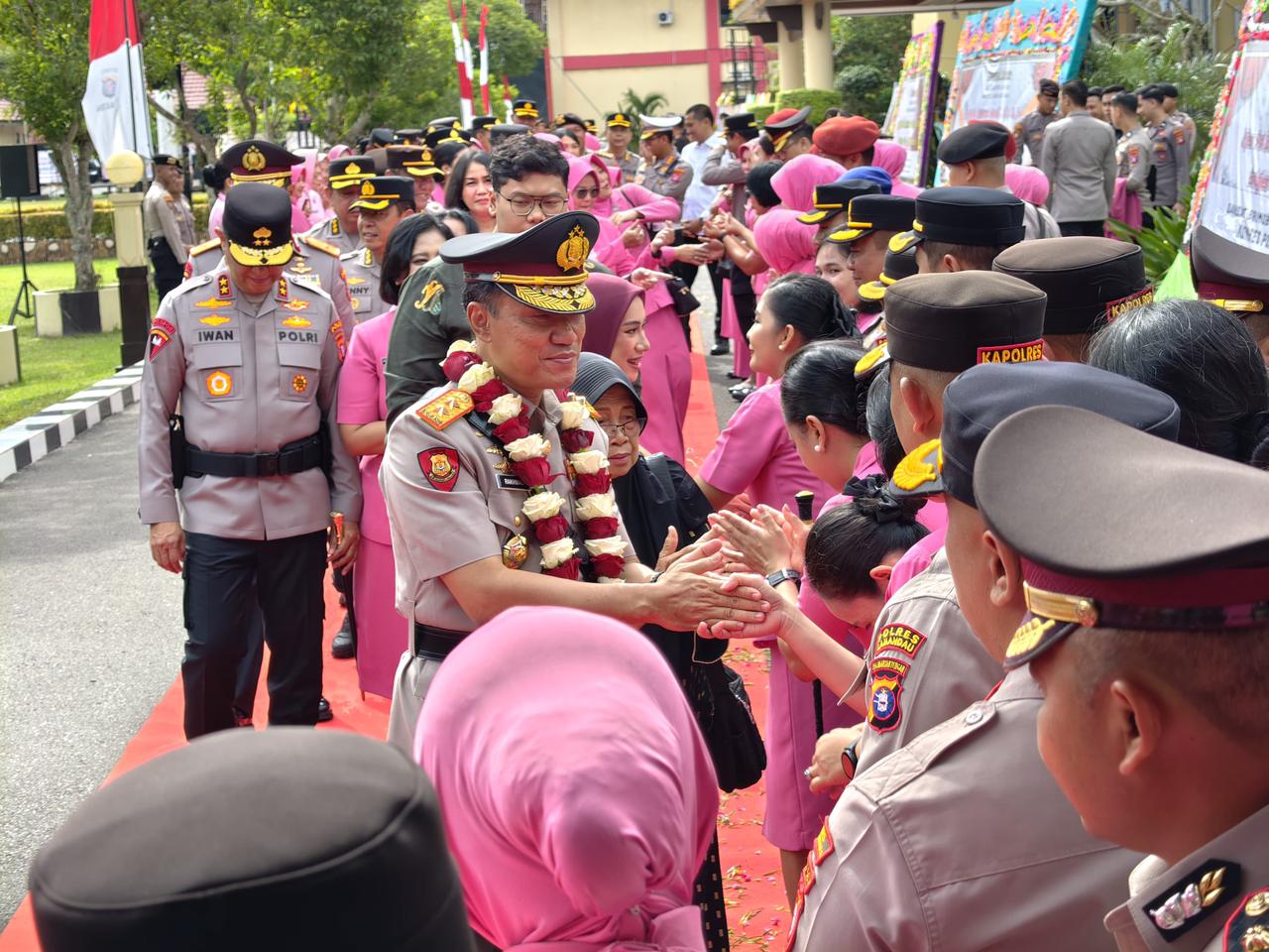 Pelepasan Irjen Pol Rakhmat Setyadi di Mapolda Kalteng