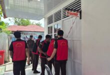 Penyidik Kejati Kalteng ketika menggeledah kantor KPU Kotim