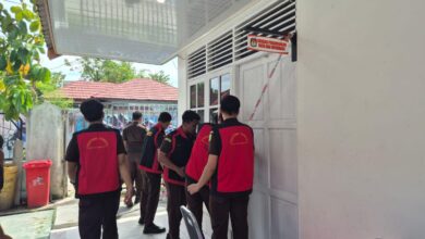 Penyidik Kejati Kalteng ketika menggeledah kantor KPU Kotim