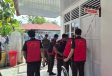 Penyidik Kejati Kalteng ketika menggeledah kantor KPU Kotim