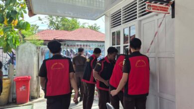 Penyidik Kejati Kalteng ketika menggeledah kantor KPU Kotim