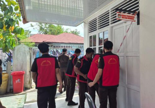 Penyidik Kejati Kalteng ketika menggeledah kantor KPU Kotim