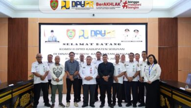 DPUPR Kalteng dan Komisi B DPRD Seruyan foto bersama usai kegiatan