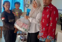 Lurah Panarung, Evi Kahayanti, SE., NL.P., didampingi Ketua LPMK Misran menyerahkan bantuan kepada anak beresiko stunting