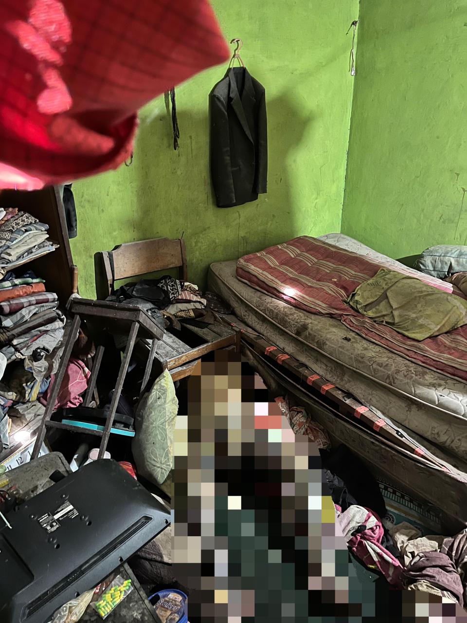 Jasad korban pertama kali ditemukan sebelum dievakuasi menuju rumah sakit