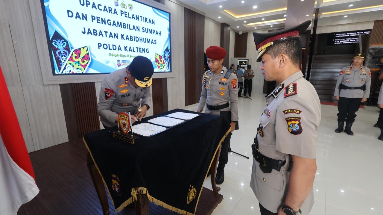 Pelantikan dan pengambilan sumpah janji pejabat Kabidhumas Polda Kalteng yang baru