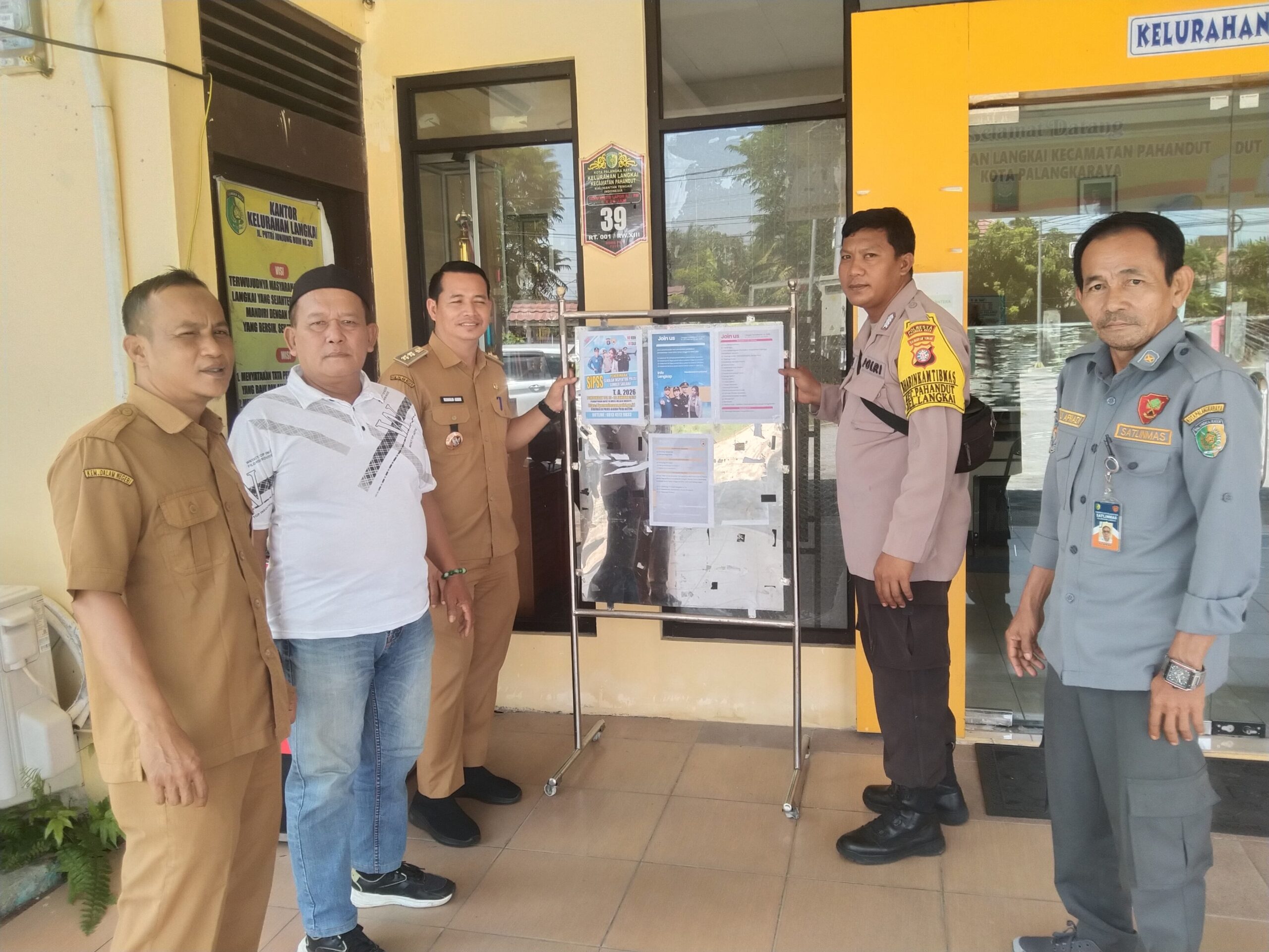 Bhabinkamtibmas Kelurahan Langkai, Bripka Puji Santoso saat mensosialisasikan Rekrutmen SIPSS Polri 2026 Tanpa Biaya di wilayah binaannya