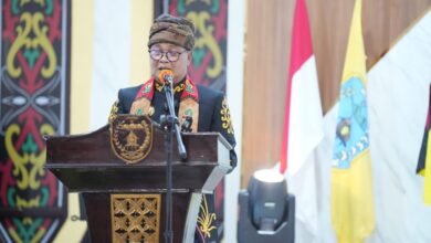 Raja Dayak Tomun Dr. Ir. Marukan, M.A.P., memberikan sambutan saat menghadiri perayaan natal bersama, di Aula Bapperida Kabupaten Lamandau