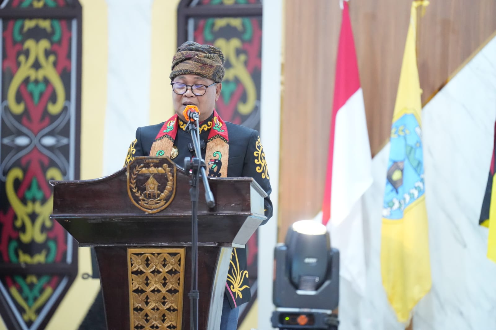Raja Dayak Tomun Dr. Ir. Marukan, M.A.P., memberikan sambutan saat menghadiri perayaan natal bersama, di Aula Bapperida Kabupaten Lamandau