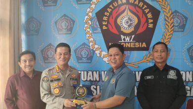 Kabidhumas Polda Kalteng Kombes Pol Budi Rachmat ketika berkunjung ke PWI Kalteng