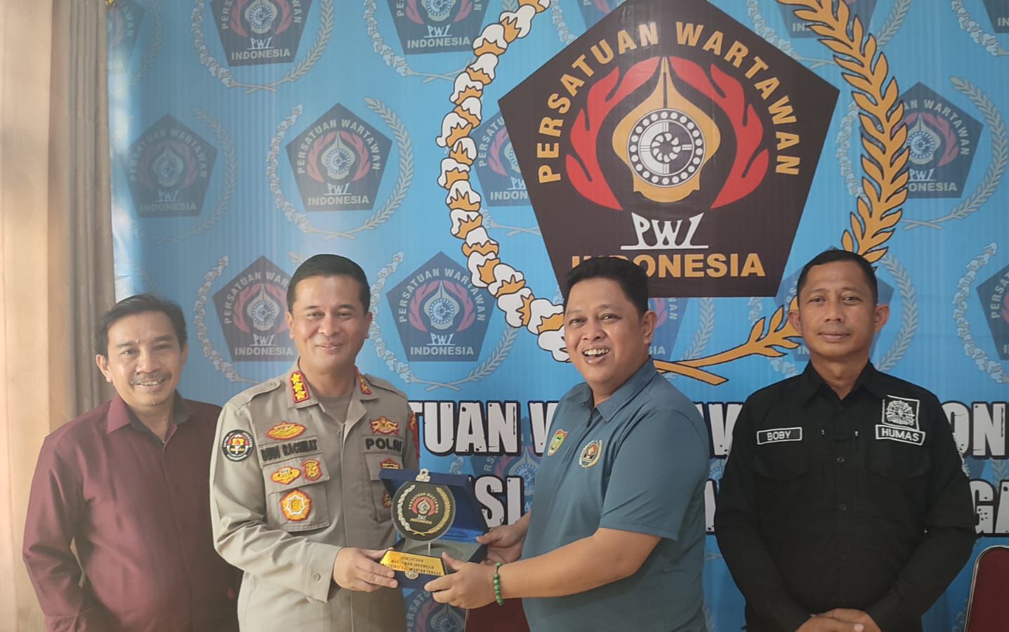 Kabidhumas Polda Kalteng Kombes Pol Budi Rachmat ketika berkunjung ke PWI Kalteng
