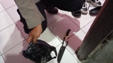 Senjata tajam yang berhasil diamankan dari keributan di Jalan C Bangas, Kota Palangka Raya, Selasa (20/1/2026) dini hari.