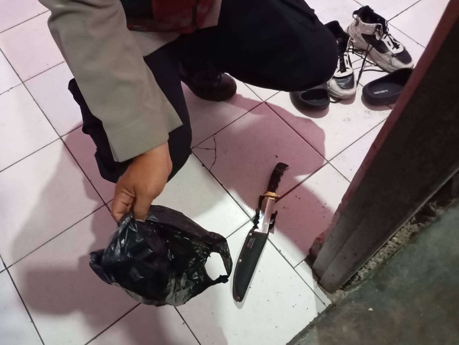 Senjata tajam yang berhasil diamankan dari keributan di Jalan C Bangas, Kota Palangka Raya, Selasa (20/1/2026) dini hari.