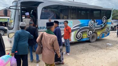 Pemkab Fasilitasi Enam Bus Angkutan Jamaah Haul Bupati Sipakaan Makan Gratis