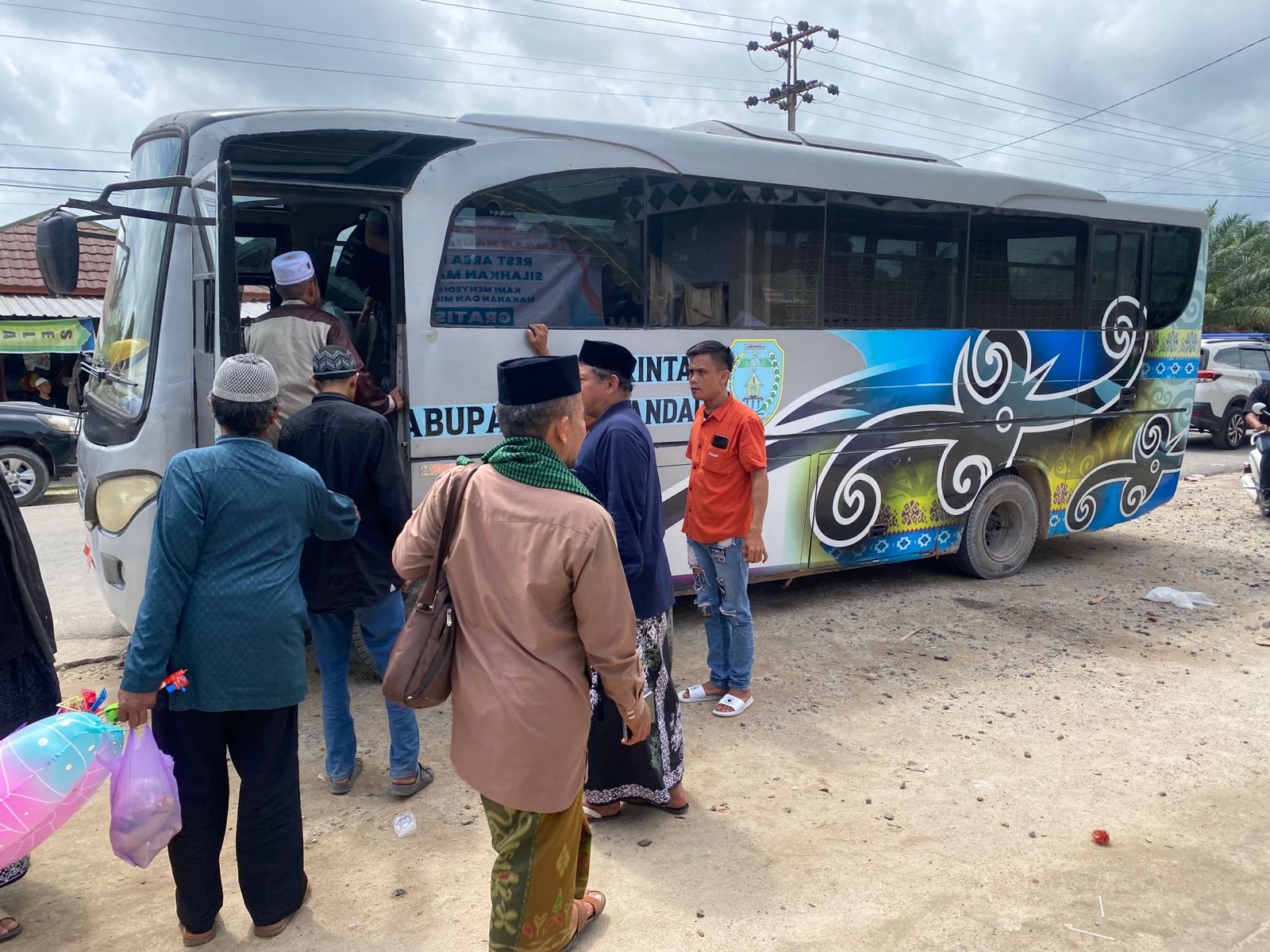 Pemkab Fasilitasi Enam Bus Angkutan Jamaah Haul Bupati Sipakaan Makan Gratis