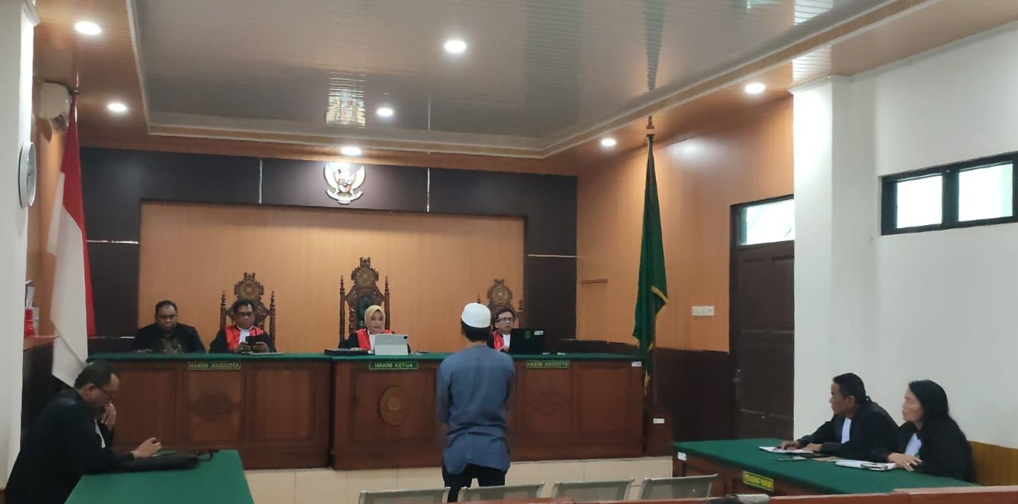 Salihin alias Saleh berada di PN Palangka Raya untuk mengikuti jalannya sidang