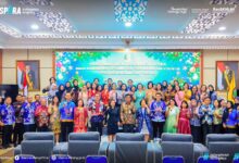 Kadispora Kalteng, Agus Siswadi foto bersama jajaran Diskominfosantik Kalteng dalam acara Ramah Tamah Tahun Baru 2026