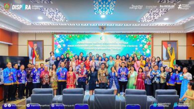 Kadispora Kalteng, Agus Siswadi foto bersama jajaran Diskominfosantik Kalteng dalam acara Ramah Tamah Tahun Baru 2026