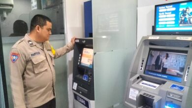 Petugas kepolisian dari Polsek Bukit Batu ketika melakukan patroli di sejumlah ATM.