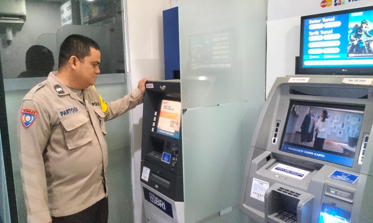 Petugas kepolisian dari Polsek Bukit Batu ketika melakukan patroli di sejumlah ATM.