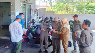 Lurah Panarung, Evi Kahayanti, SE., NL.P., beserta jajaran, Bhabinkamtibmas dan Babinsa serta Satpol PP kota saat melaksanakan penertiban bangunan yang berdiri diatas drainase di Jalan Kecipir