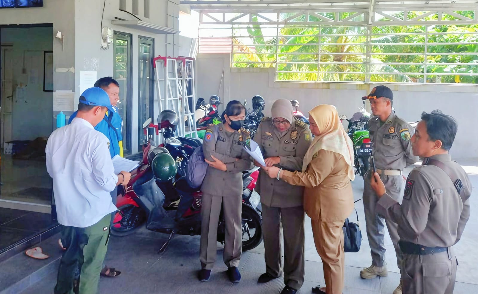 Lurah Panarung, Evi Kahayanti, SE., NL.P., beserta jajaran, Bhabinkamtibmas dan Babinsa serta Satpol PP kota saat melaksanakan penertiban bangunan yang berdiri diatas drainase di Jalan Kecipir