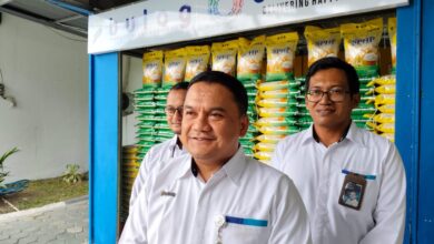 Kepala Kantor Wilayah Bulog Kalimantan Tengah, Budi Sultika saat diwawancara awak media.