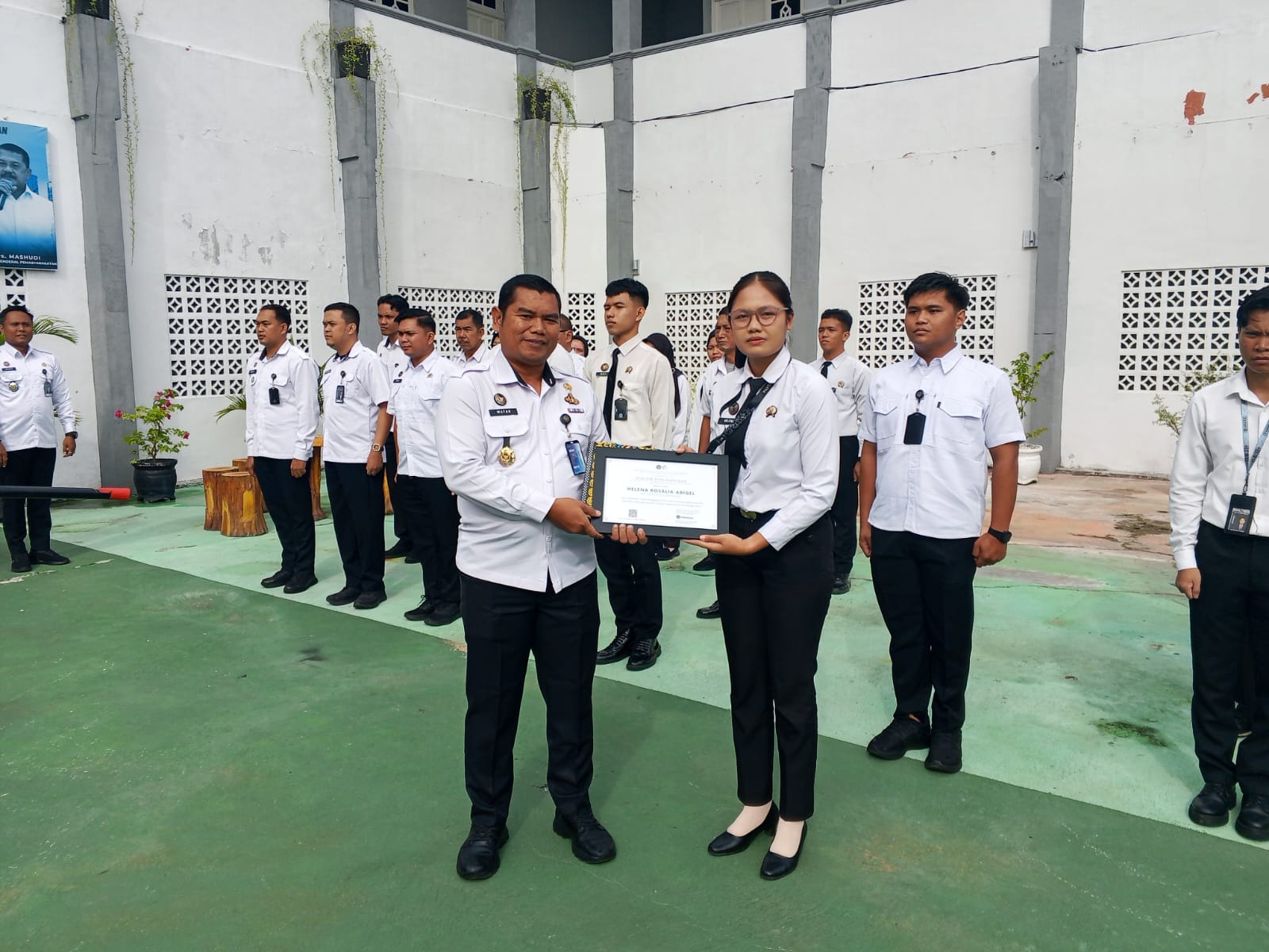 Pegawai Rutan Palangka Raya ketika mendapatkan penghargaan