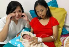 Dokter Rosa foto bersama penumpangnya, Sirka Mariana usai melahirkan di mobilnya