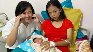 Dokter Rosa foto bersama penumpangnya, Sirka Mariana usai melahirkan di mobilnya