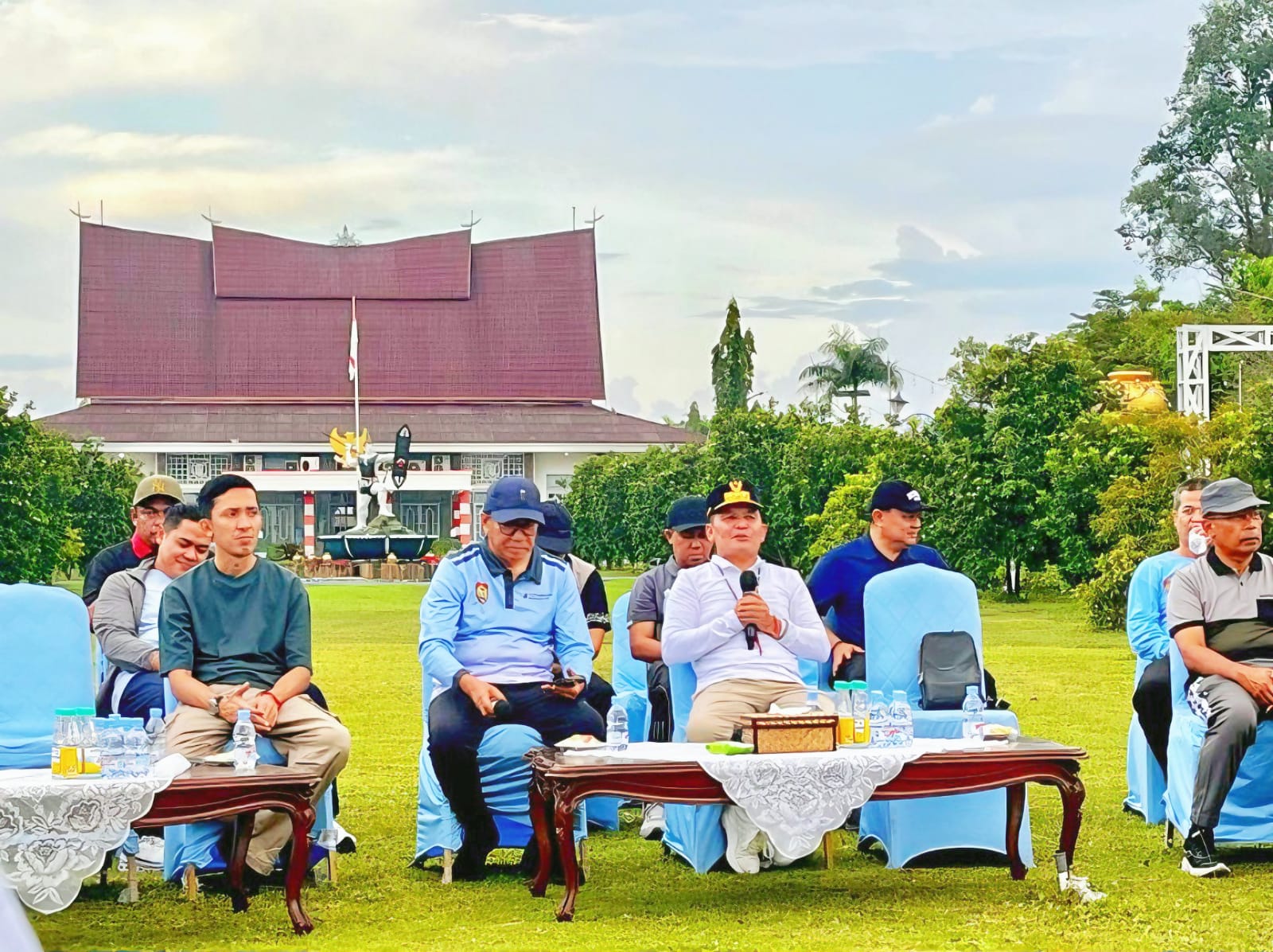Suasana kegiatan pertemuan Gubernur Kalteng H. Agustiar Sabran bersama Insan Pers di Halaman Istana Isen Mulang,