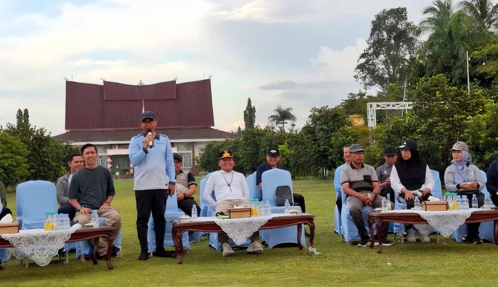 Suasana kegiatan pertemuan Gubernur Kalteng H. Agustiar Sabran bersama Insan Pers di Halaman Istana Isen Mulang