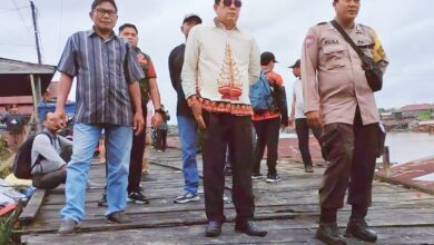 Bhabinkamtibmas Langkai Bripka Puji Santoso saat meninjau lokasi ablasi kawasan Flamboyan Bawah