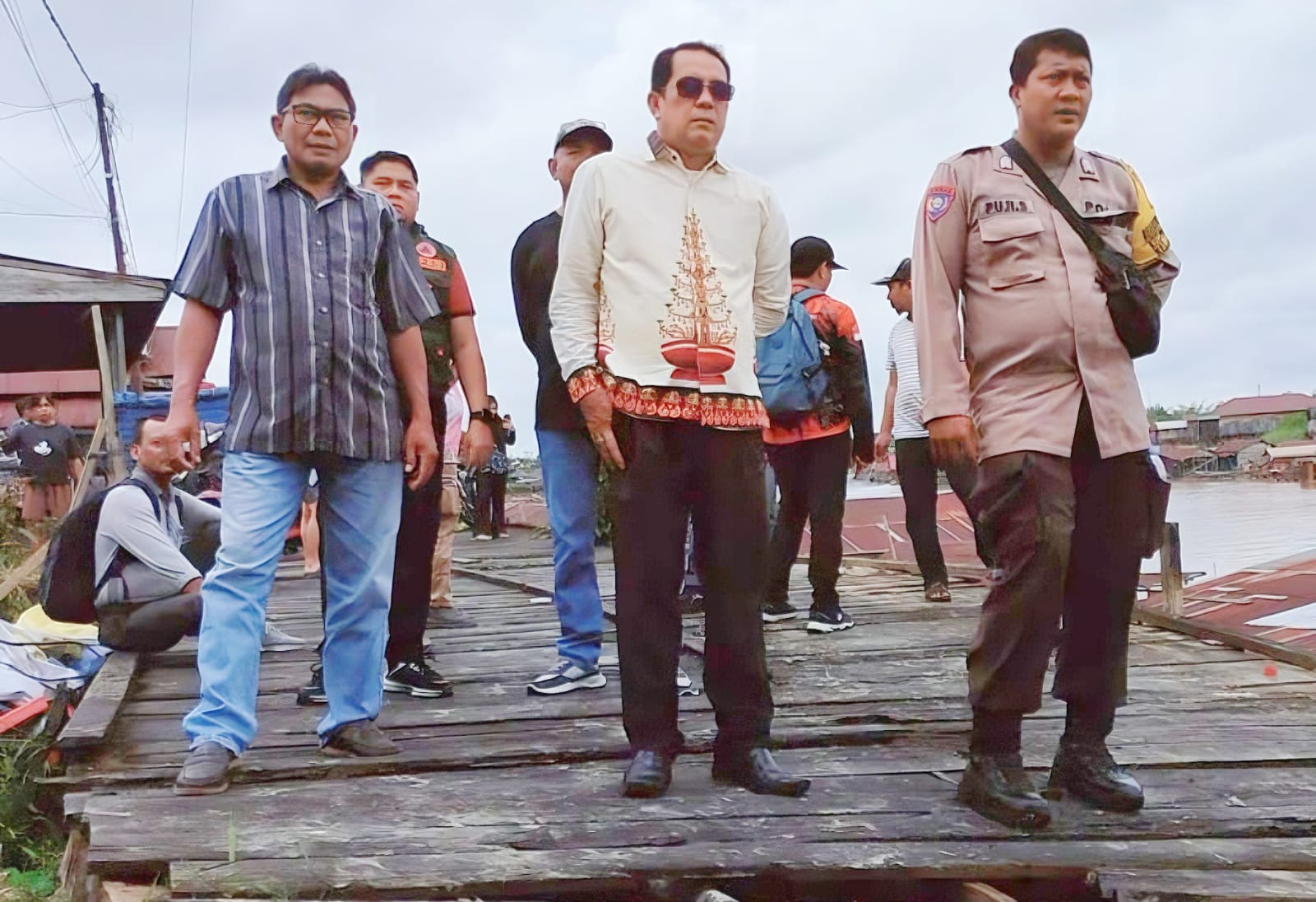 Bhabinkamtibmas Langkai Bripka Puji Santoso saat meninjau lokasi ablasi kawasan Flamboyan Bawah