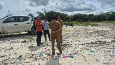 DLH Kabupaten Barsel saat memantau penimbunan sampah di TPST Desa Sababilah